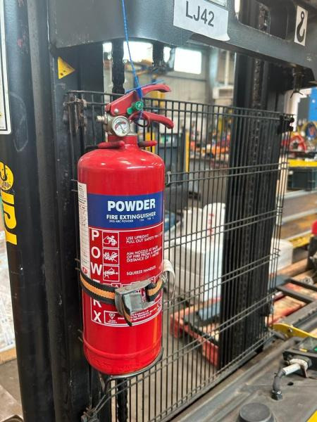 Yale Gerbeur accompagnant avec pesage Ravas - Emelőtargoncá: 3 kép. Yale Gerbeur accompagnant avec pesage Ravas - Emelőtargoncá: 3 kép.