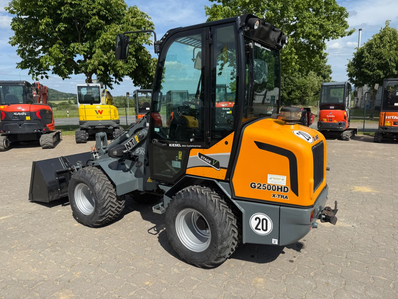 Giant G2500 HD X-TRA, Bj 20, SW, Schaufel, Gabel - Gumikerekes homlokrakodó: 2 kép. Giant G2500 HD X-TRA, Bj 20, SW, Schaufel, Gabel - Gumikerekes homlokrakodó: 2 kép.