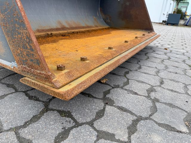Volvo L 60 H, Schaufel Seiler 2000 mm, 1,5 cbm - Gumikerekes homlokrakodó: 3 kép. Volvo L 60 H, Schaufel Seiler 2000 mm, 1,5 cbm - Gumikerekes homlokrakodó: 3 kép.