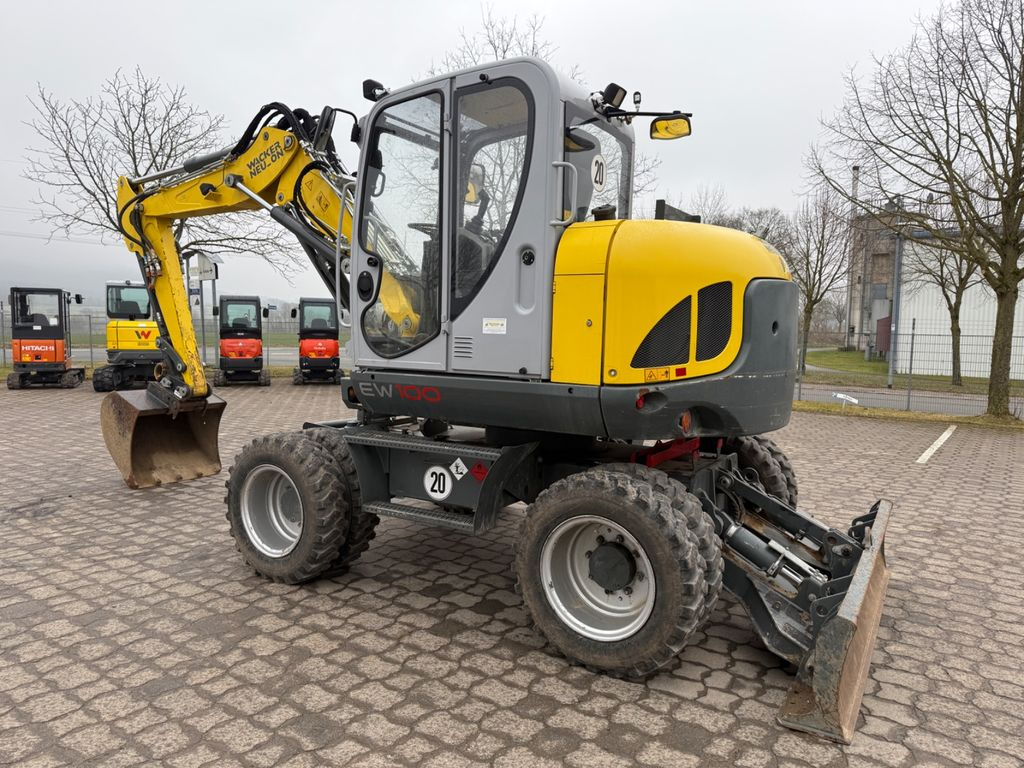 Wacker EW 100, Bj 20, 2050 BH, VA, HS08, TL - Gumikerekes kotró: 2 kép. Wacker EW 100, Bj 20, 2050 BH, VA, HS08, TL - Gumikerekes kotró: 2 kép.