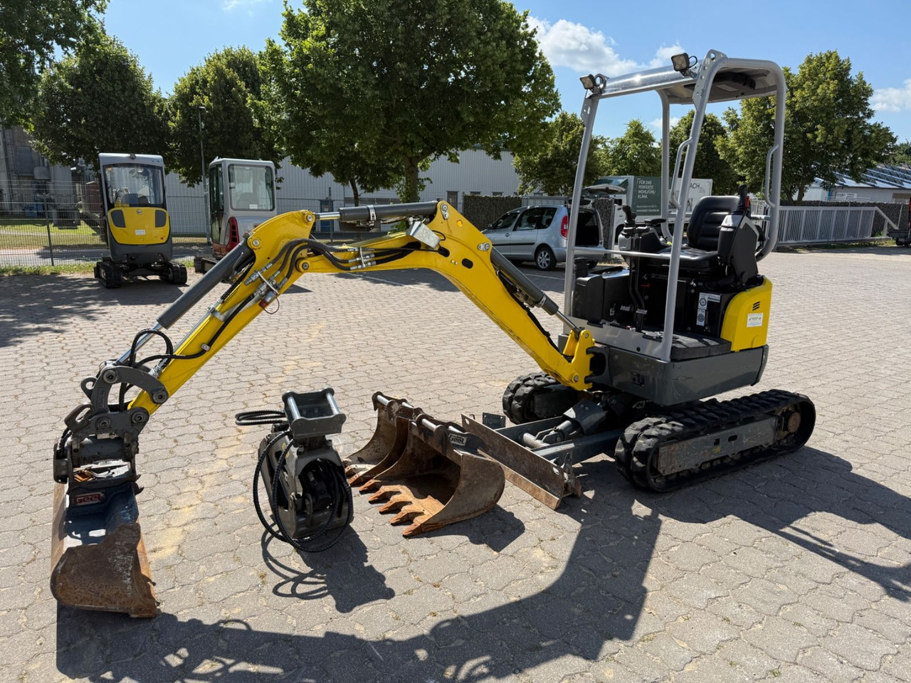 Wacker EZ 17, Bj 21, 820 BH, Tilt, hydr. SW, 3 Löffel - Minikotró: 1 kép. Wacker EZ 17, Bj 21, 820 BH, Tilt, hydr. SW, 3 Löffel - Minikotró: 1 kép.