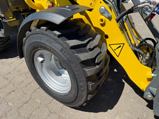 Wacker WL 25, Bj 23, 210 BH, Breitreifen Schaufel Gabel - Gumikerekes homlokrakodó: 5 kép. Wacker WL 25, Bj 23, 210 BH, Breitreifen Schaufel Gabel - Gumikerekes homlokrakodó: 5 kép.