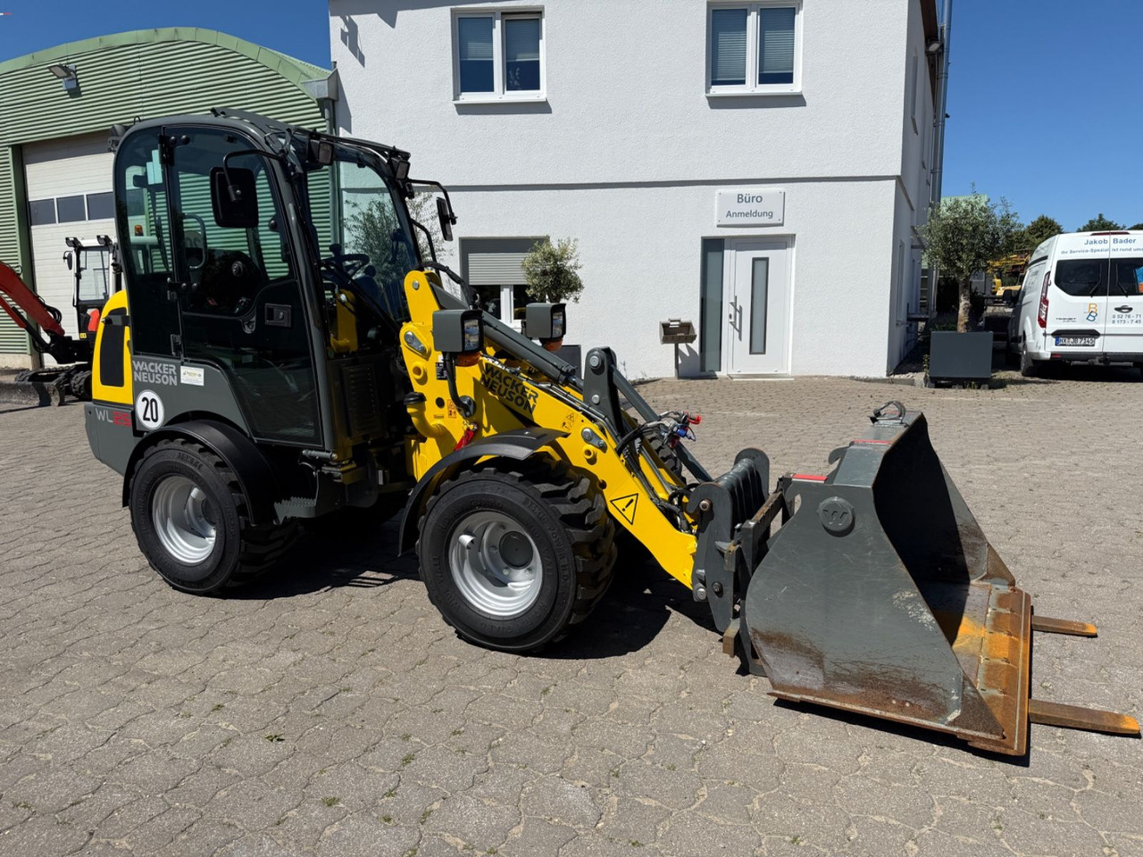 Wacker WL 25, Bj 23, 210 BH, Breitreifen Schaufel Gabel - Gumikerekes homlokrakodó: 3 kép. Wacker WL 25, Bj 23, 210 BH, Breitreifen Schaufel Gabel - Gumikerekes homlokrakodó: 3 kép.