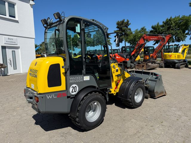 Wacker WL 25, Bj 23, 210 BH, Breitreifen Schaufel Gabel - Gumikerekes homlokrakodó: 4 kép. Wacker WL 25, Bj 23, 210 BH, Breitreifen Schaufel Gabel - Gumikerekes homlokrakodó: 4 kép.