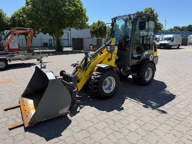 Wacker WL 25, Bj 23, 210 BH, Breitreifen Schaufel Gabel - Gumikerekes homlokrakodó: 1 kép. Wacker WL 25, Bj 23, 210 BH, Breitreifen Schaufel Gabel - Gumikerekes homlokrakodó: 1 kép.