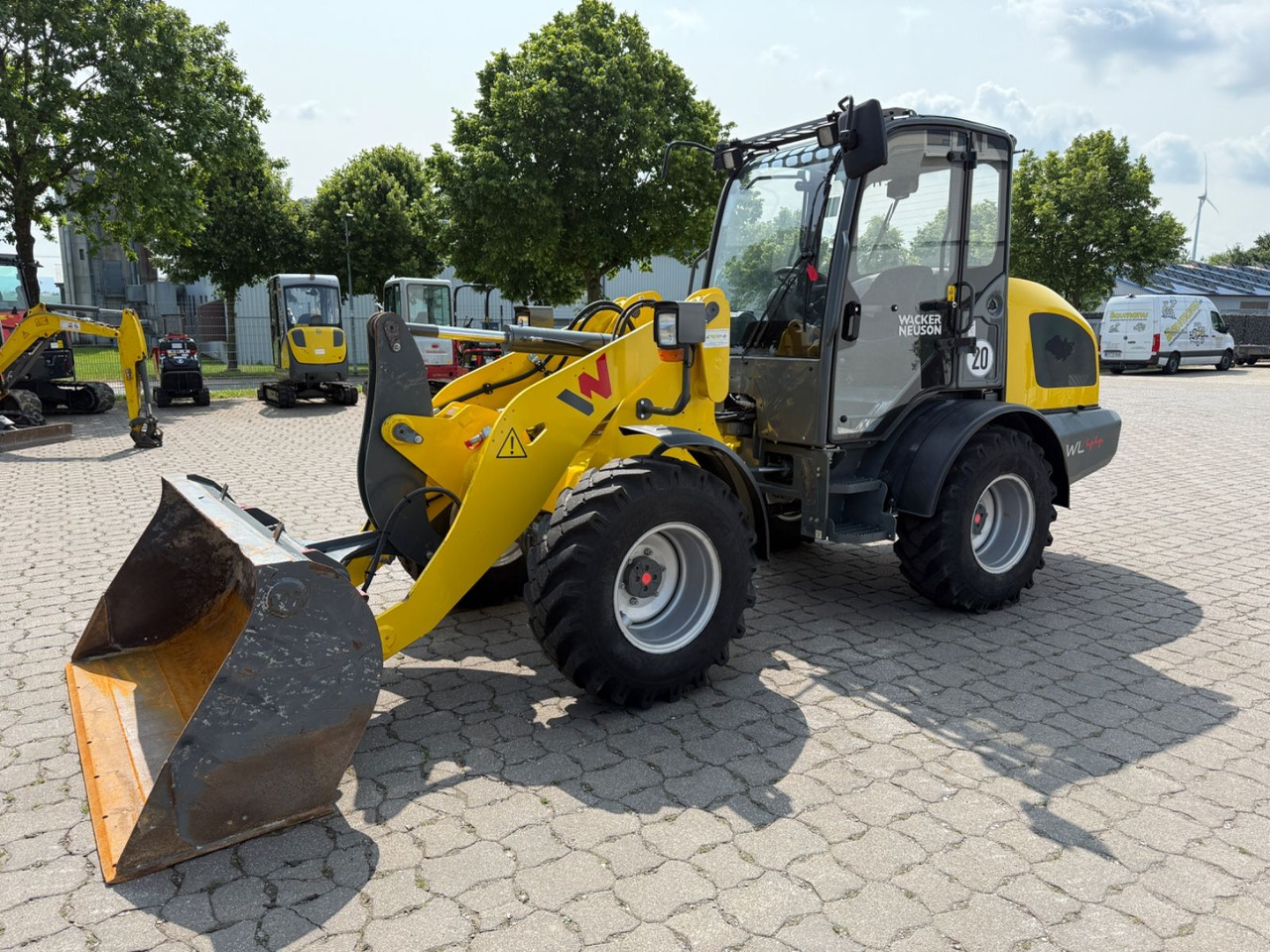 Wacker WL 44, BJ 22, 775 BH, Schaufel, Gabel, TOP - Gumikerekes homlokrakodó: 1 kép. Wacker WL 44, BJ 22, 775 BH, Schaufel, Gabel, TOP - Gumikerekes homlokrakodó: 1 kép.