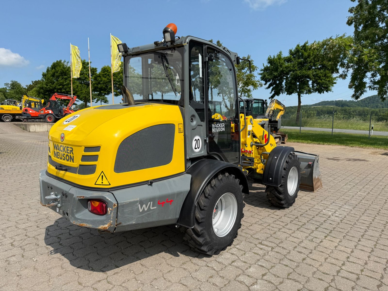 Wacker WL 44, BJ 22, 775 BH, Schaufel, Gabel, TOP - Gumikerekes homlokrakodó: 4 kép. Wacker WL 44, BJ 22, 775 BH, Schaufel, Gabel, TOP - Gumikerekes homlokrakodó: 4 kép.