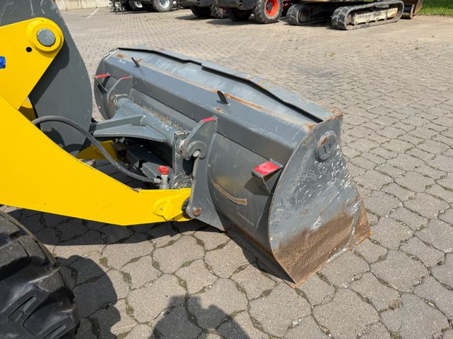 Wacker WL 44, BJ 22, 775 BH, Schaufel, Gabel, TOP - Gumikerekes homlokrakodó: 5 kép. Wacker WL 44, BJ 22, 775 BH, Schaufel, Gabel, TOP - Gumikerekes homlokrakodó: 5 kép.