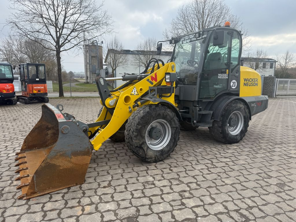 Wacker WL 70, Bj 21, 1625 BH, 122 PS, Schaufel Gabel - Gumikerekes homlokrakodó: 1 kép. Wacker WL 70, Bj 21, 1625 BH, 122 PS, Schaufel Gabel - Gumikerekes homlokrakodó: 1 kép.