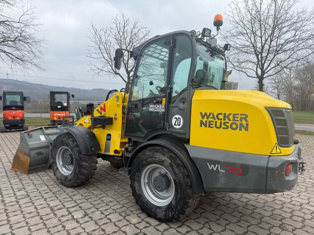 Wacker WL 70, Bj 21, 1625 BH, 122 PS, Schaufel Gabel Wacker WL 70, Bj 21, 1625 BH, 122 PS, Schaufel Gabel - Gumikerekes homlokrakodó: 2 kép. Wacker WL 70, Bj 21, 1625 BH, 122 PS, Schaufel Gabel Wacker WL 70, Bj 21, 1625 BH, 122 PS, Schaufel Gabel - Gumikerekes homlokrakodó: 2 kép.