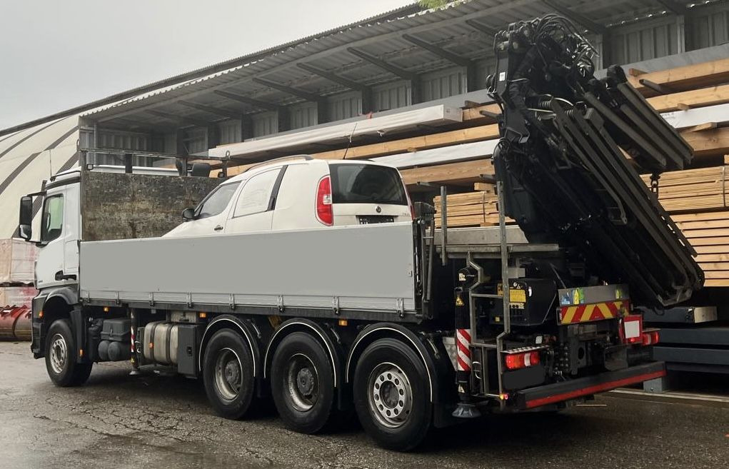 MERCEDES-BENZ Hiab Palfinger Fassi F275-5 JIB-3 - Platós teherautó: 2 kép. MERCEDES-BENZ Hiab Palfinger Fassi F275-5 JIB-3 - Platós teherautó: 2 kép.