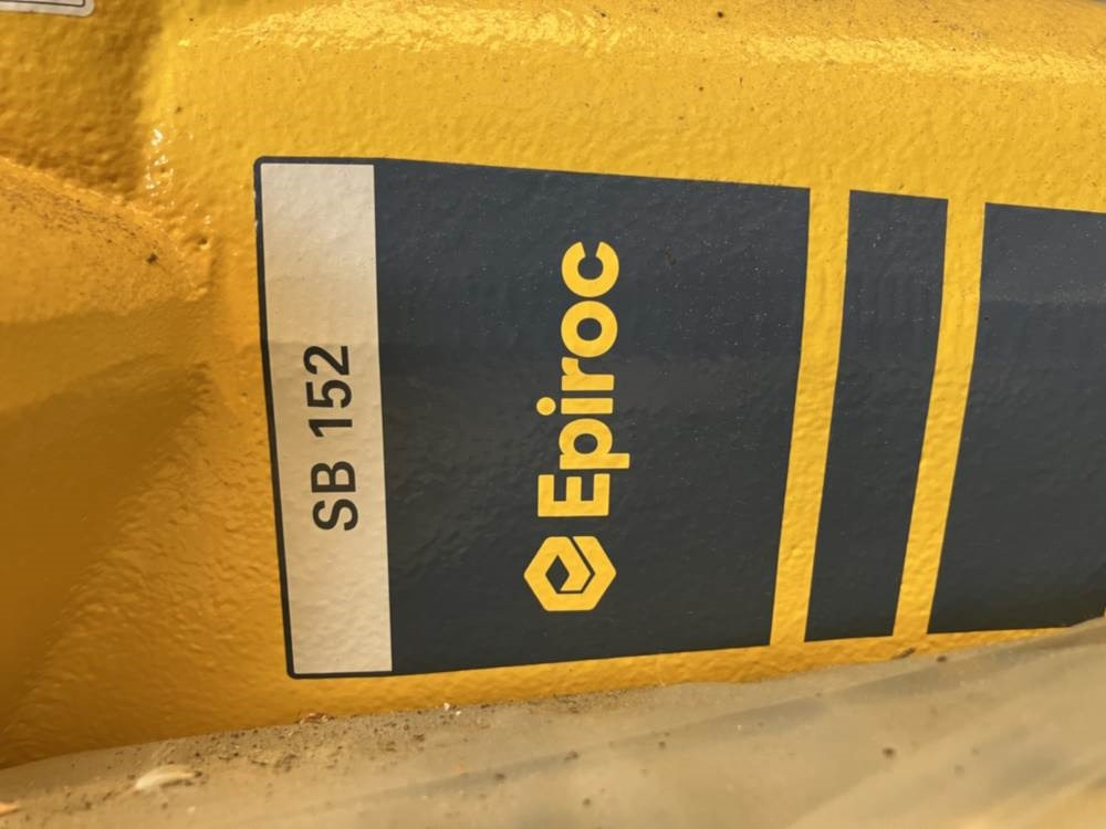 Epiroc Hammer SB152 - Építőipari berendezések: 4 kép. Epiroc Hammer SB152 - Építőipari berendezések: 4 kép.