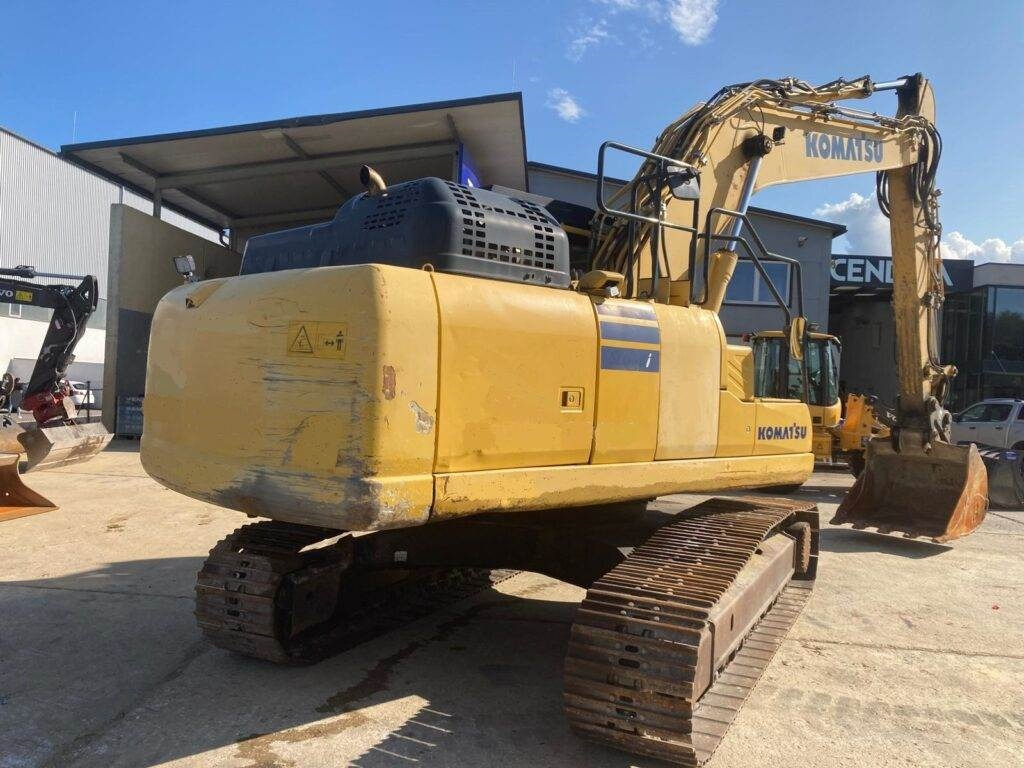 Komatsu PC210LC-11 - Lánctalpas kotró: 2 kép. Komatsu PC210LC-11 - Lánctalpas kotró: 2 kép.