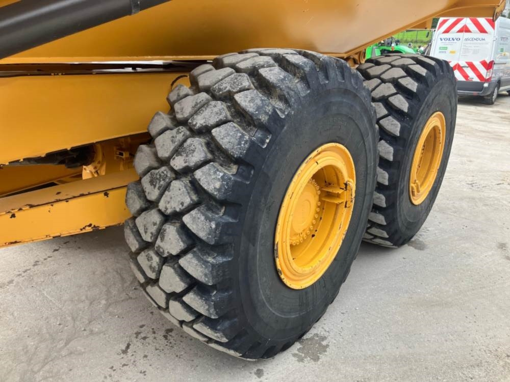Csuklós dömper Volvo A30G: 11 kép.
