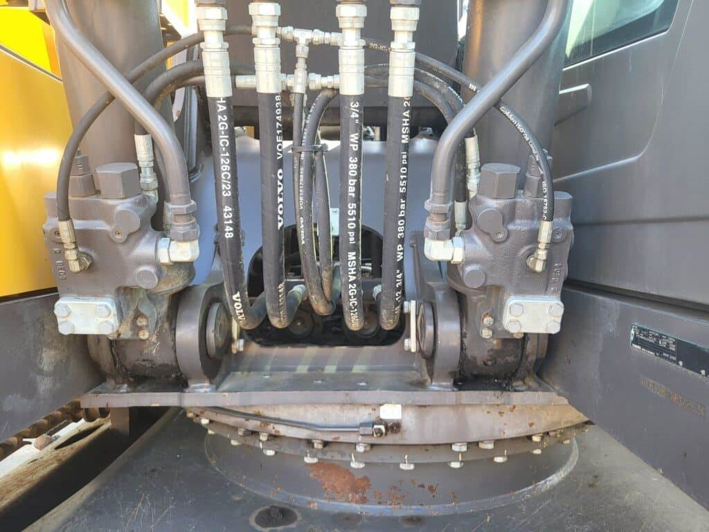 Volvo EC220EL - Lánctalpas kotró: 5 kép. Volvo EC220EL - Lánctalpas kotró: 5 kép.