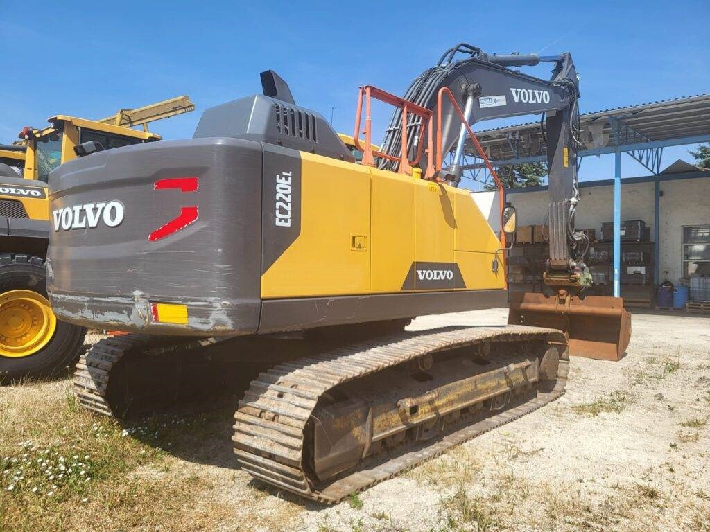 Volvo EC220EL - Lánctalpas kotró: 2 kép. Volvo EC220EL - Lánctalpas kotró: 2 kép.