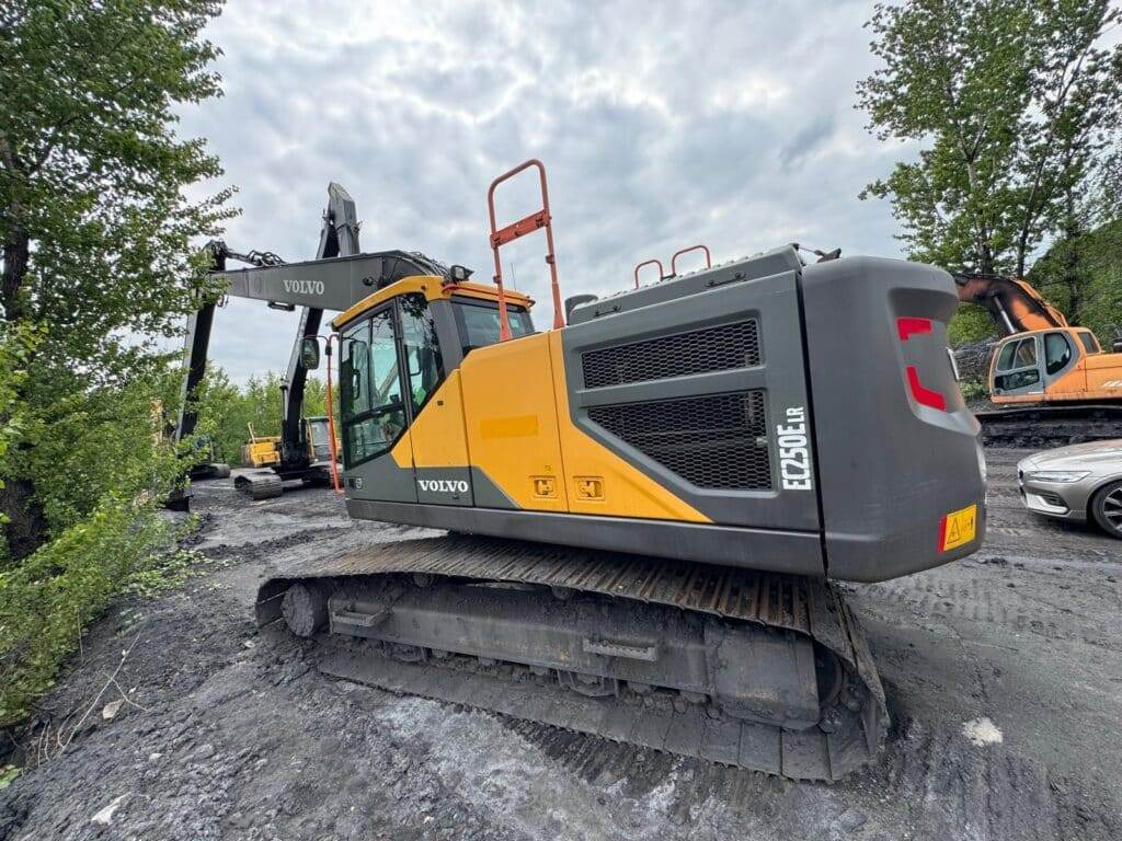 Volvo EC250ELR - Lánctalpas kotró: 2 kép. Volvo EC250ELR - Lánctalpas kotró: 2 kép.