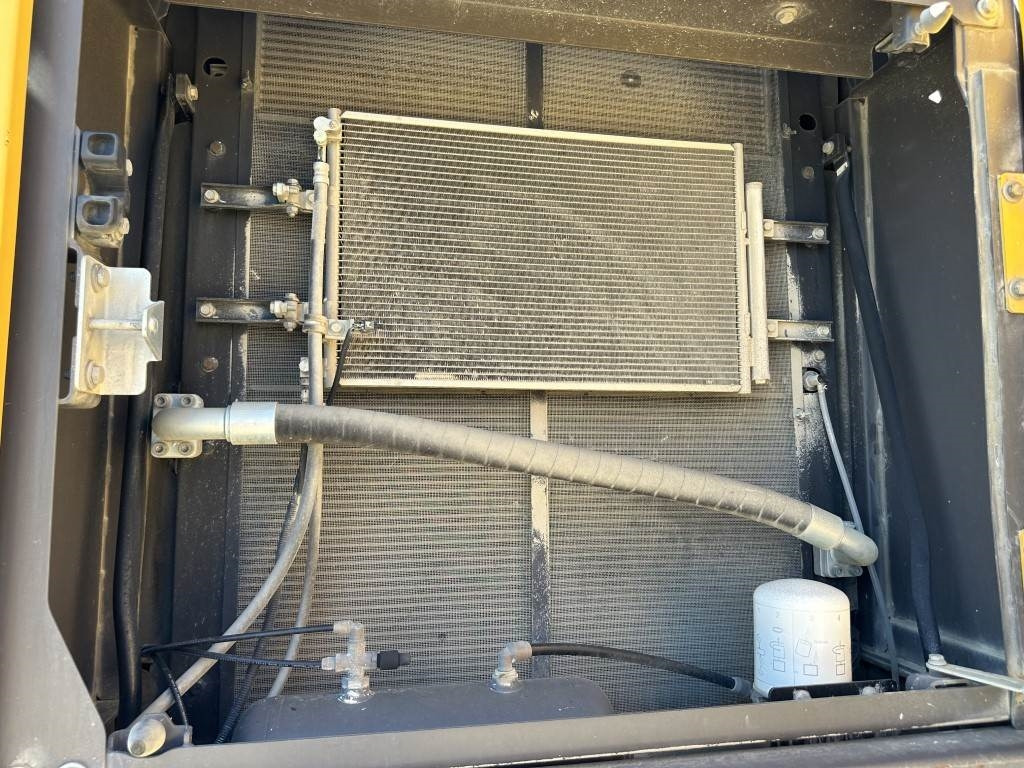 Volvo EC250ENL - Lánctalpas kotró: 5 kép. Volvo EC250ENL - Lánctalpas kotró: 5 kép.