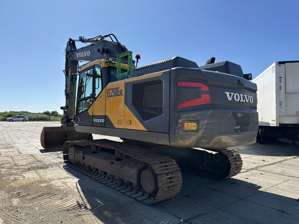 Volvo EC250ENL - Lánctalpas kotró: 2 kép. Volvo EC250ENL - Lánctalpas kotró: 2 kép.
