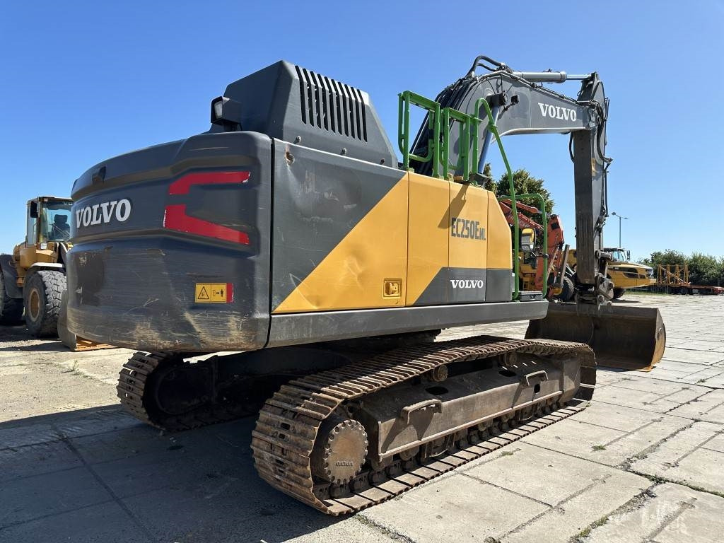 Volvo EC250ENL - Lánctalpas kotró: 3 kép. Volvo EC250ENL - Lánctalpas kotró: 3 kép.