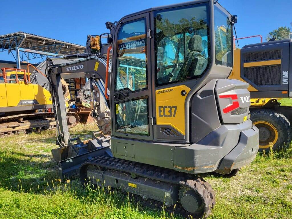 Volvo EC37F - Minikotró: 3 kép. Volvo EC37F - Minikotró: 3 kép.