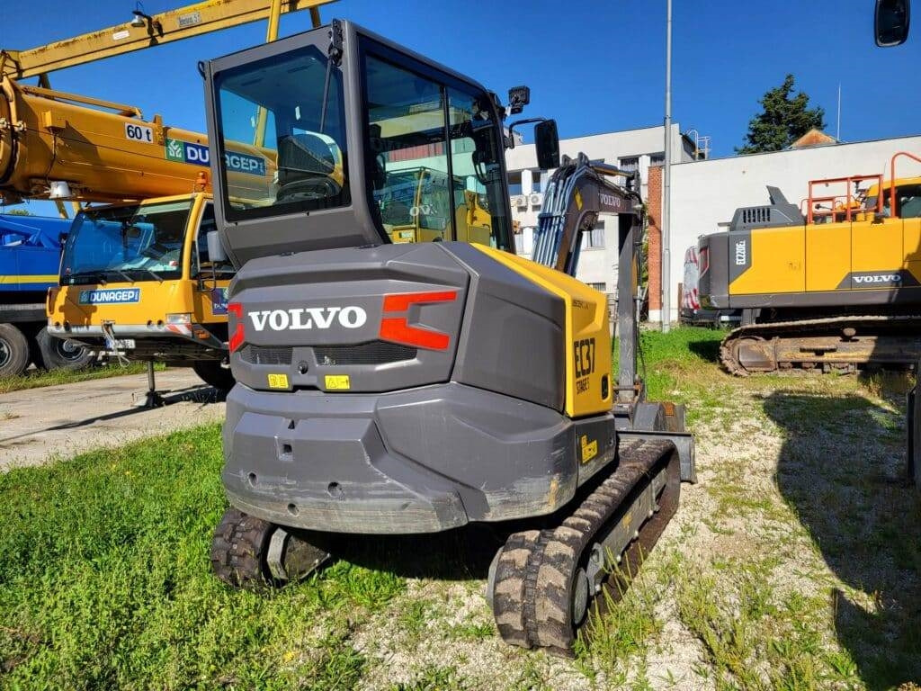 Volvo EC37F - Minikotró: 2 kép. Volvo EC37F - Minikotró: 2 kép.