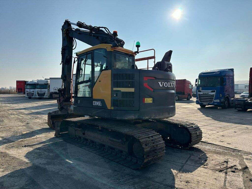 Volvo ECR145EL - Lánctalpas kotró: 3 kép. Volvo ECR145EL - Lánctalpas kotró: 3 kép.