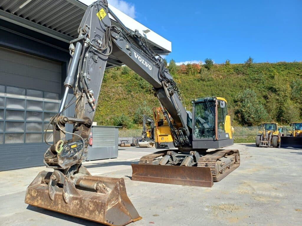 Volvo ECR235EL - Lánctalpas kotró: 4 kép. Volvo ECR235EL - Lánctalpas kotró: 4 kép.