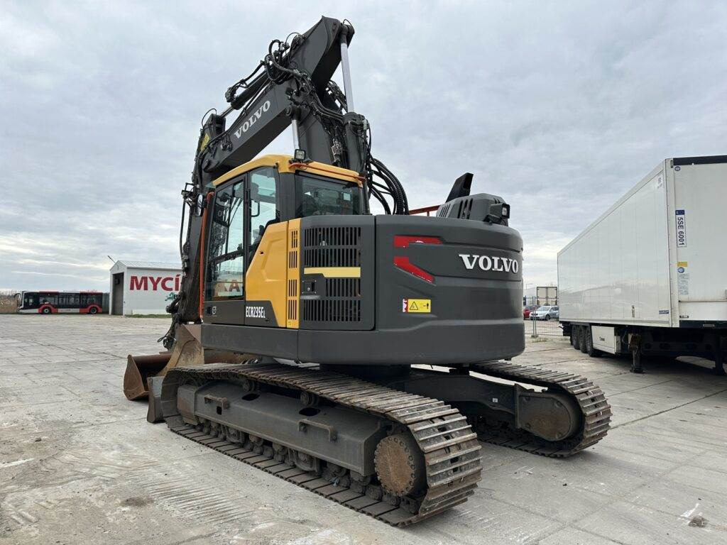 Volvo ECR235EL - Lánctalpas kotró: 2 kép. Volvo ECR235EL - Lánctalpas kotró: 2 kép.
