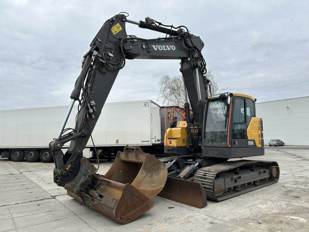 Volvo ECR235EL - Lánctalpas kotró: 4 kép. Volvo ECR235EL - Lánctalpas kotró: 4 kép.