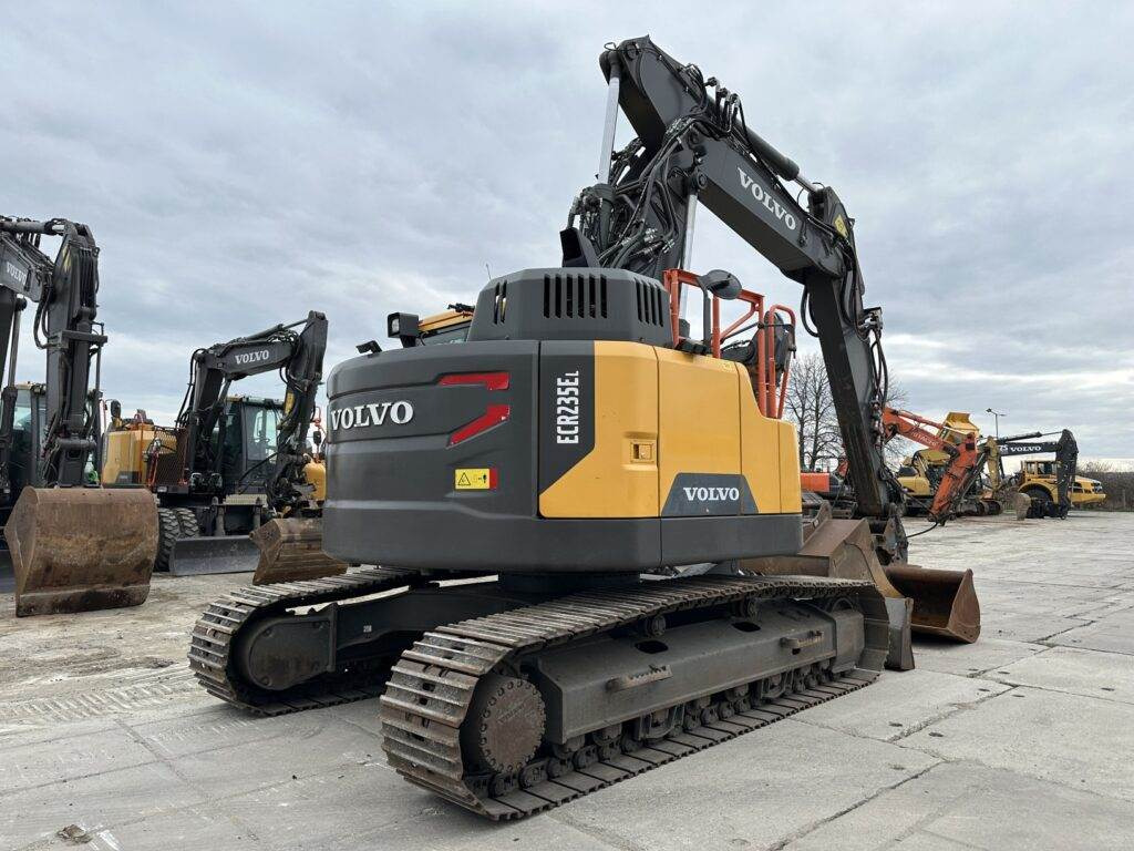 Volvo ECR235EL - Lánctalpas kotró: 3 kép. Volvo ECR235EL - Lánctalpas kotró: 3 kép.