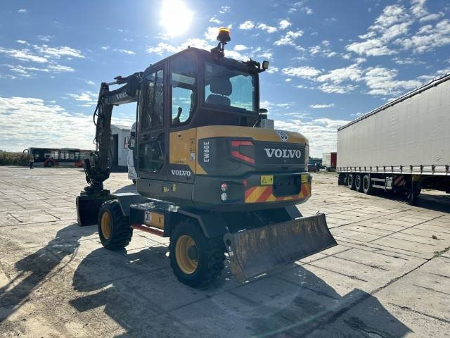Volvo EW60E - Gumikerekes kotró: 2 kép. Volvo EW60E - Gumikerekes kotró: 2 kép.