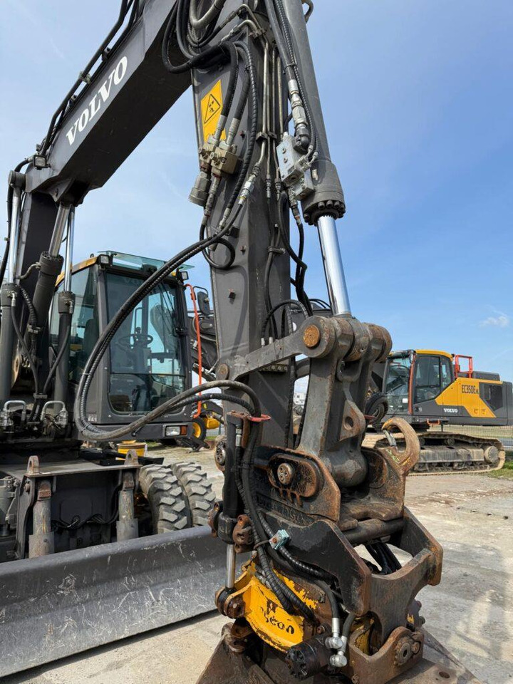 Volvo EWR150E - Gumikerekes kotró: 5 kép. Volvo EWR150E - Gumikerekes kotró: 5 kép.