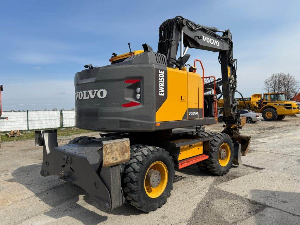 Volvo EWR150E - Gumikerekes kotró: 3 kép. Volvo EWR150E - Gumikerekes kotró: 3 kép.