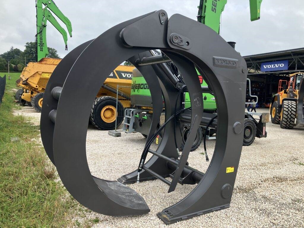 Volvo Holzgreifer mit Ausstoßer - Polip kanál: 1 kép. Volvo Holzgreifer mit Ausstoßer - Polip kanál: 1 kép.