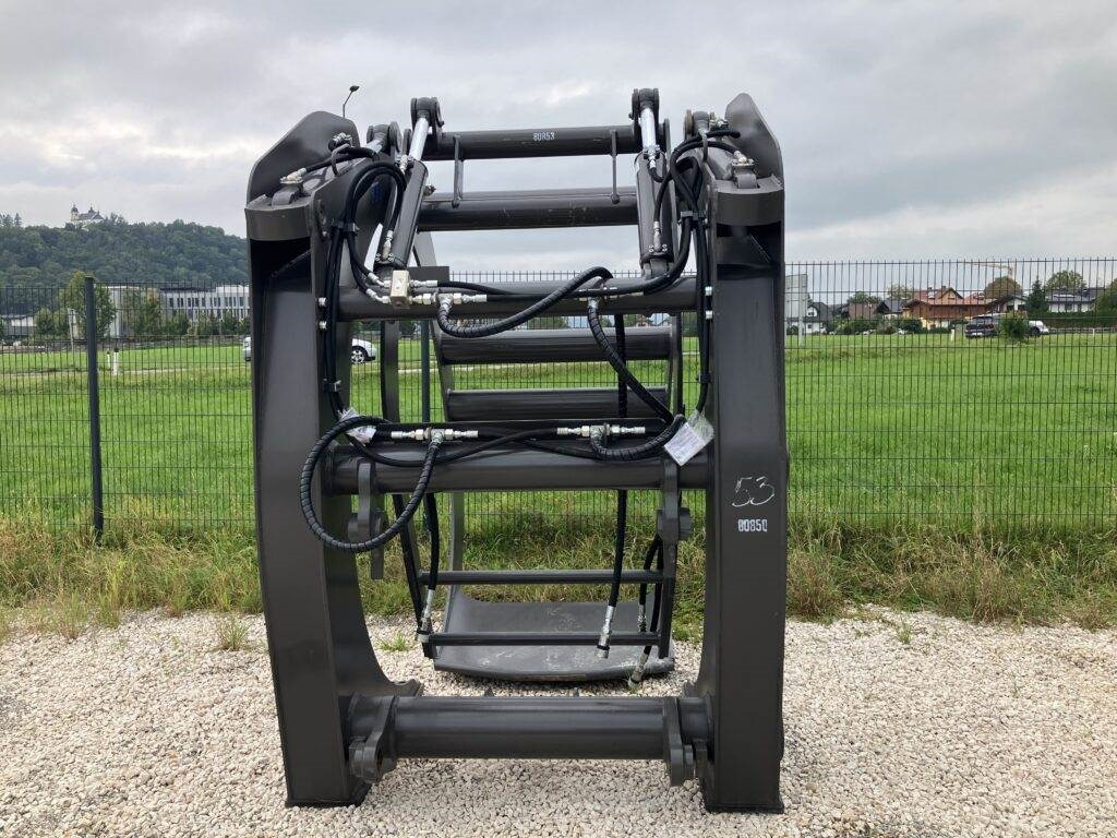 Volvo Holzgreifer mit Ausstoßer - Polip kanál: 2 kép. Volvo Holzgreifer mit Ausstoßer - Polip kanál: 2 kép.