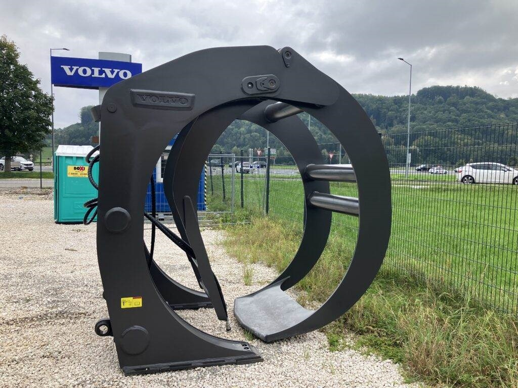 Volvo Holzgreifer mit Ausstoßer - Polip kanál: 3 kép. Volvo Holzgreifer mit Ausstoßer - Polip kanál: 3 kép.