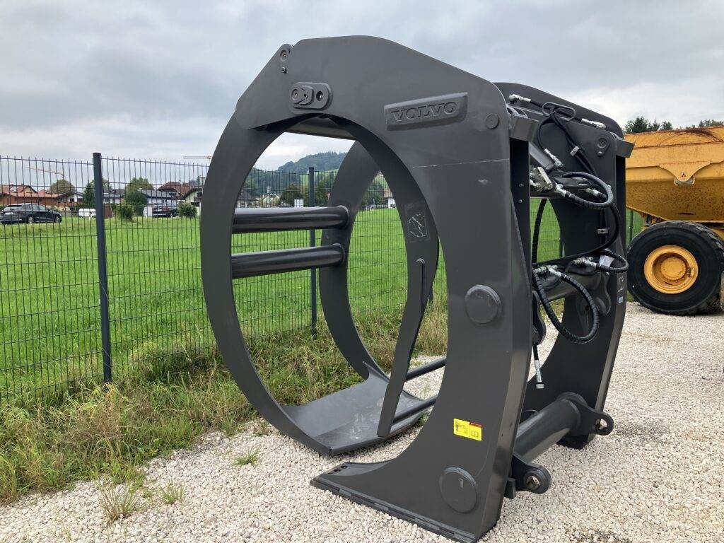 Volvo Holzgreifer mit Ausstoßer - Polip kanál: 4 kép. Volvo Holzgreifer mit Ausstoßer - Polip kanál: 4 kép.