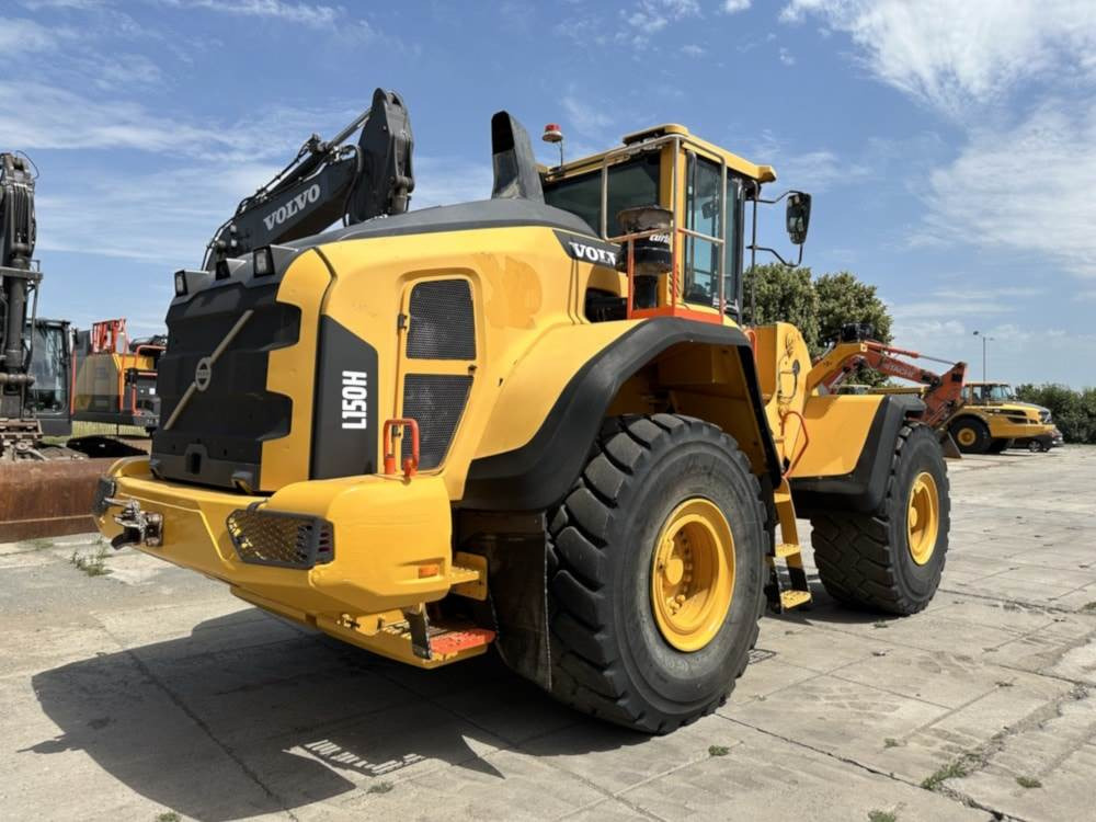 Volvo L150H - Gumikerekes homlokrakodó: 2 kép. Volvo L150H - Gumikerekes homlokrakodó: 2 kép.