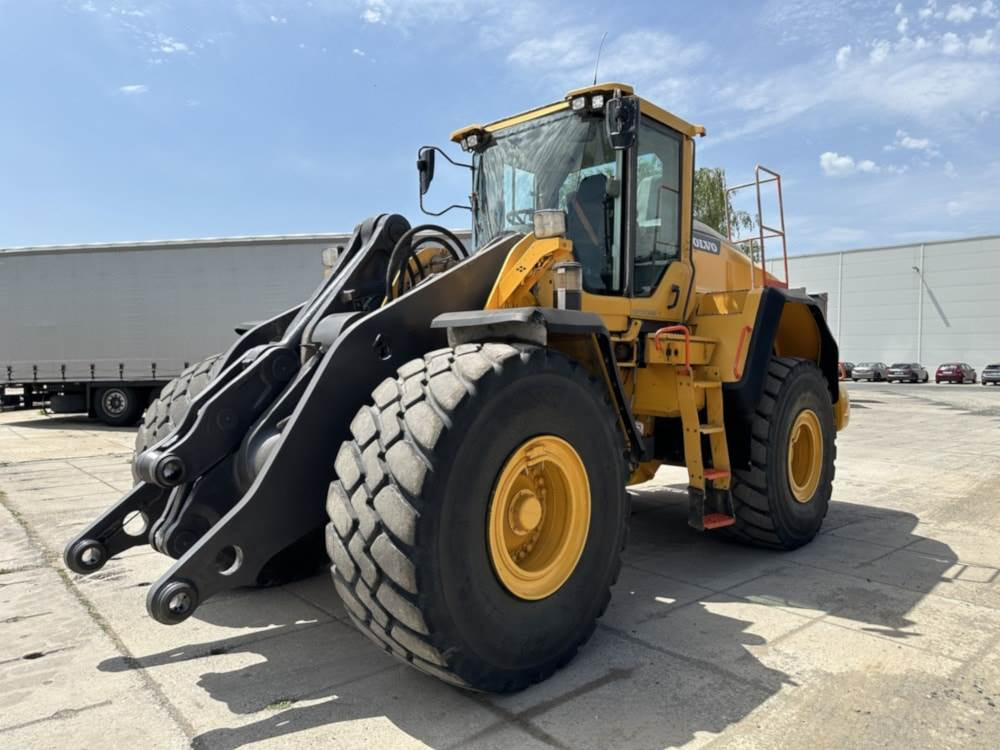 Volvo L150H - Gumikerekes homlokrakodó: 4 kép. Volvo L150H - Gumikerekes homlokrakodó: 4 kép.