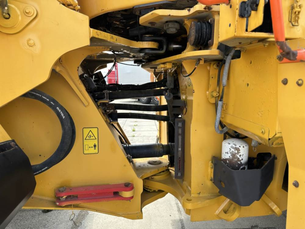 Volvo L150H - Gumikerekes homlokrakodó: 5 kép. Volvo L150H - Gumikerekes homlokrakodó: 5 kép.
