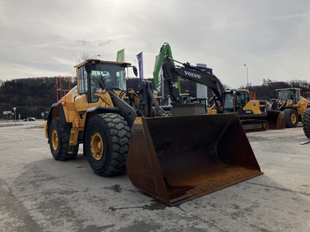 Volvo L180H - Gumikerekes homlokrakodó: 1 kép. Volvo L180H - Gumikerekes homlokrakodó: 1 kép.