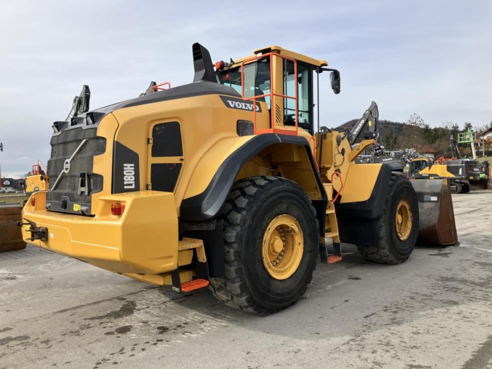 Volvo L180H - Gumikerekes homlokrakodó: 2 kép. Volvo L180H - Gumikerekes homlokrakodó: 2 kép.