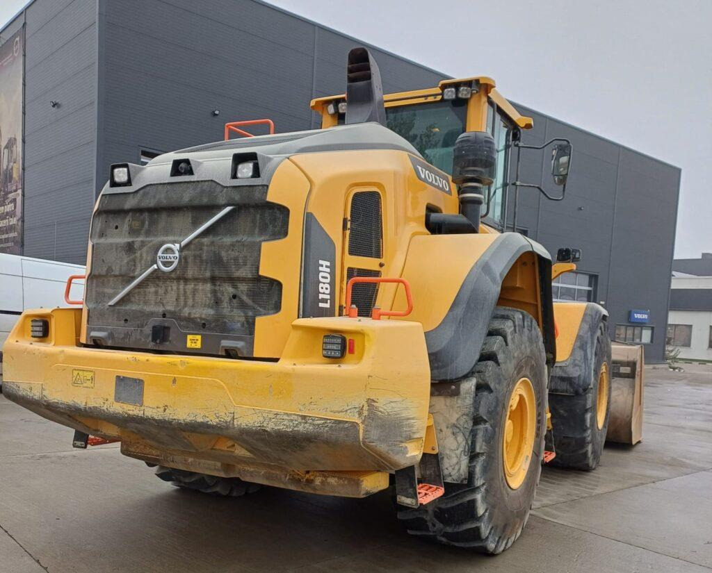 Volvo L180H - Gumikerekes homlokrakodó: 3 kép. Volvo L180H - Gumikerekes homlokrakodó: 3 kép.