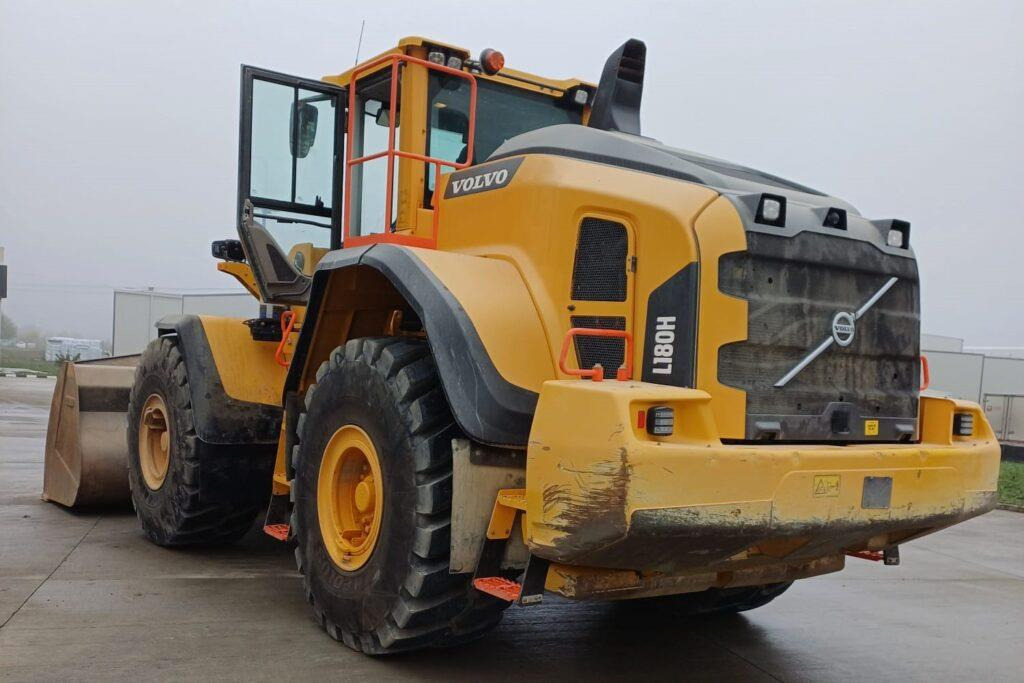 Volvo L180H - Gumikerekes homlokrakodó: 2 kép. Volvo L180H - Gumikerekes homlokrakodó: 2 kép.