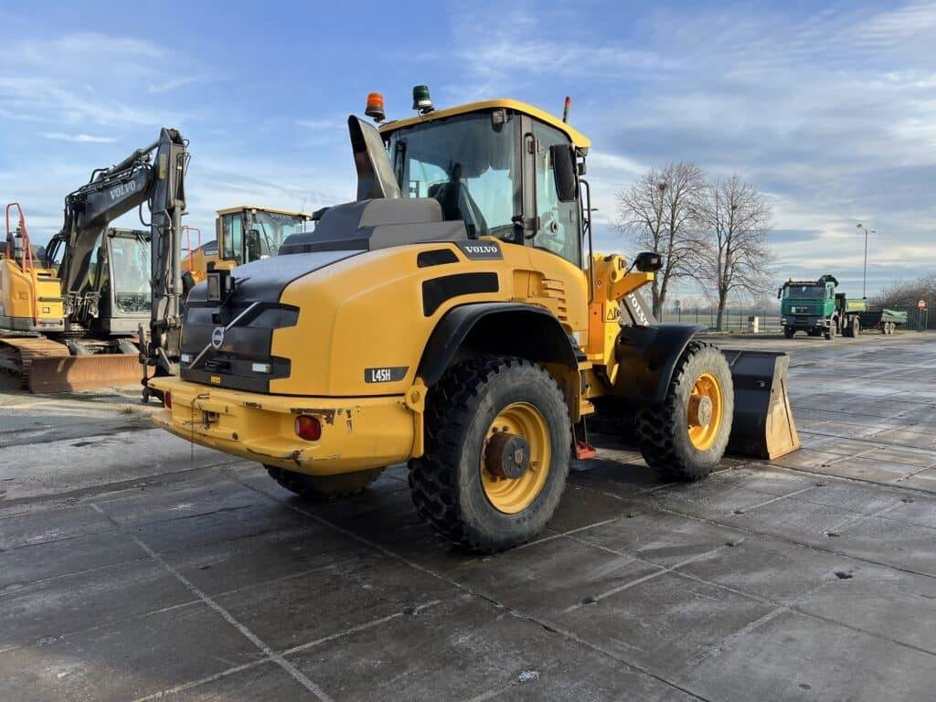 Volvo L45H - Gumikerekes homlokrakodó: 3 kép. Volvo L45H - Gumikerekes homlokrakodó: 3 kép.