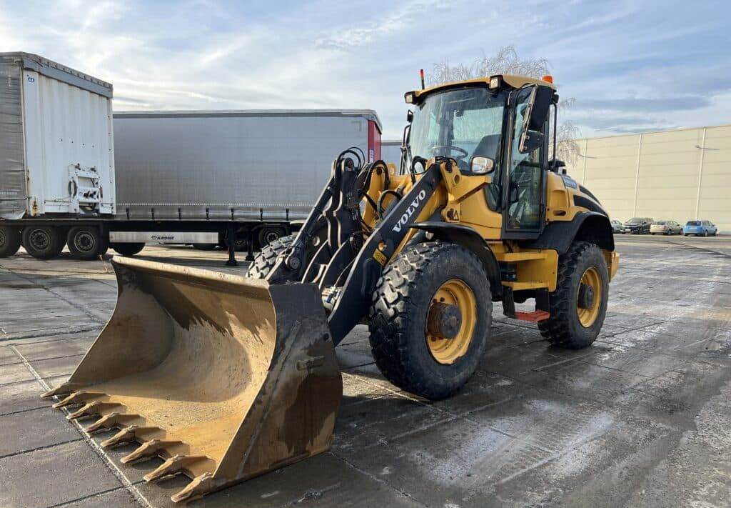 Volvo L45H - Gumikerekes homlokrakodó: 4 kép. Volvo L45H - Gumikerekes homlokrakodó: 4 kép.