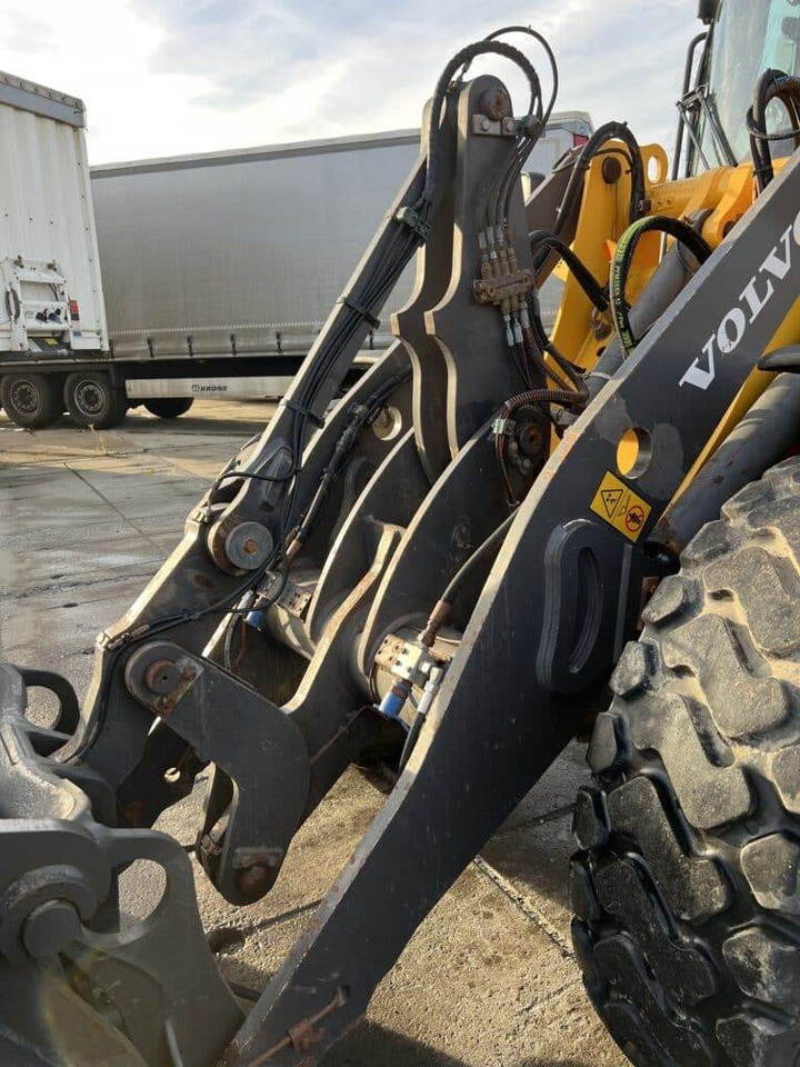 Volvo L45H - Gumikerekes homlokrakodó: 5 kép. Volvo L45H - Gumikerekes homlokrakodó: 5 kép.