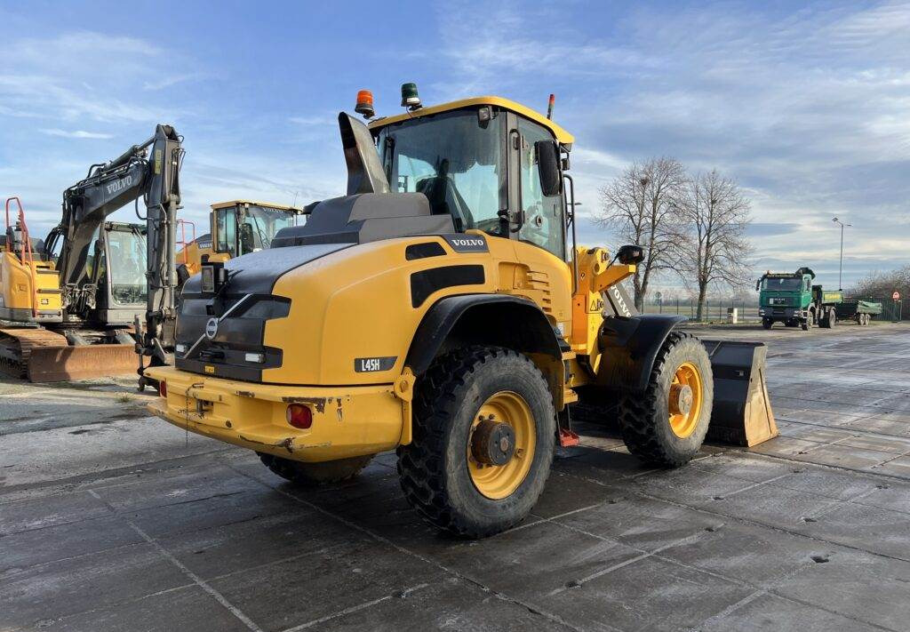 Volvo L45H - Gumikerekes homlokrakodó: 3 kép. Volvo L45H - Gumikerekes homlokrakodó: 3 kép.