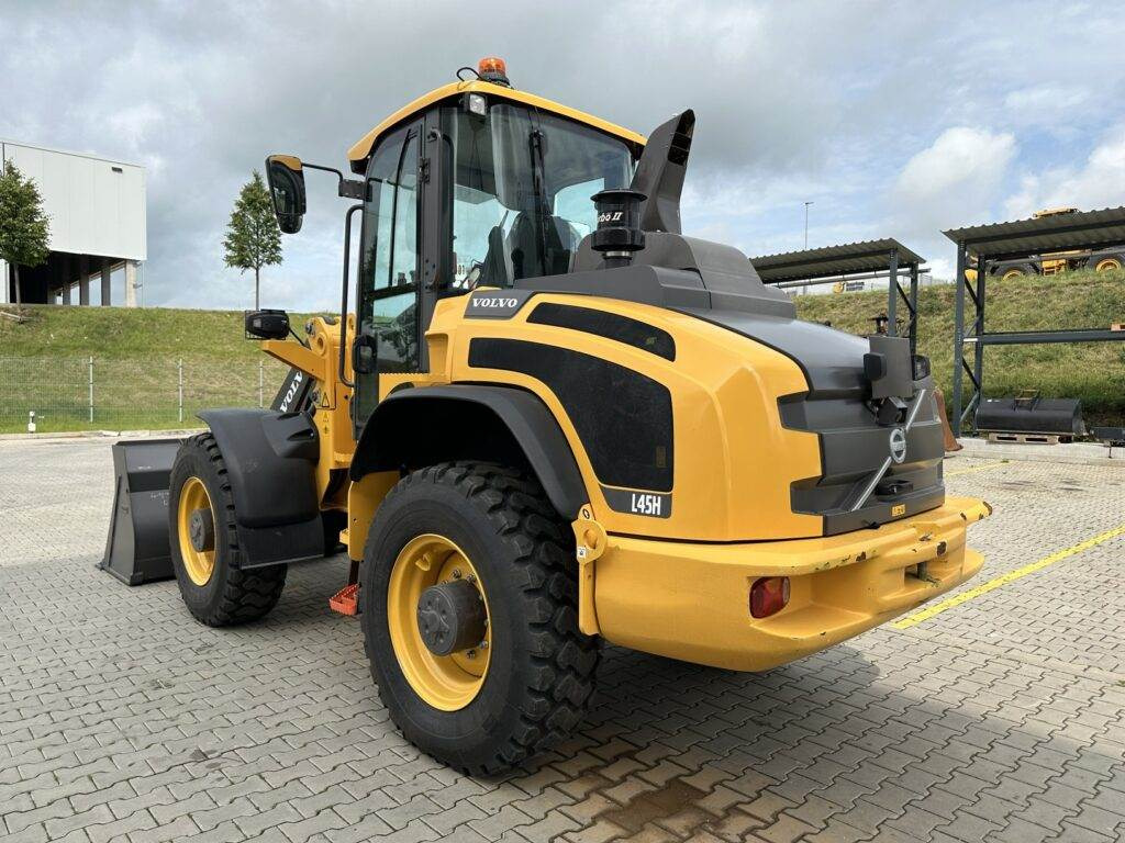Volvo L45HS - Gumikerekes homlokrakodó: 2 kép. Volvo L45HS - Gumikerekes homlokrakodó: 2 kép.